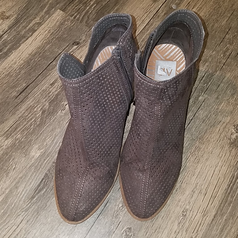 DV shoes size 8
